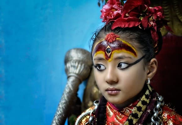 A difícil vida de uma menina deusa no Nepal