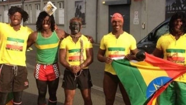 Jogadores de rúgbi são acusados de racismo após posarem pintados de preto com bandeira da Etiópia