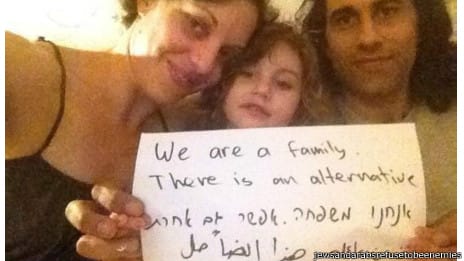 Junto à filha, o árabe Osama e a judia Jasmin dizem: "Somos uma familia."