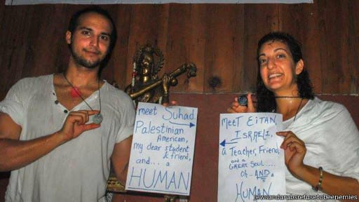 O professor de ioga Eitan junto à aluna Suhad: "Somos humanos"