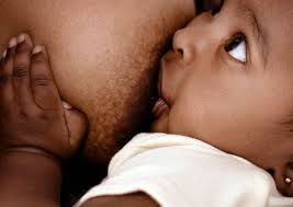 Amamentação é a forma ‘mais simples, inteligente e barata’ de alimentar o bebê, afirma UNICEF