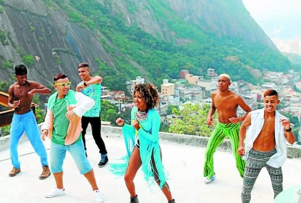 Jovens de favelas do Rio dançam em Nova York