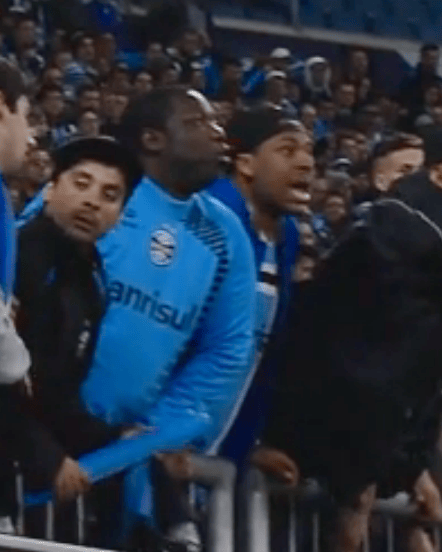 O que faziam dois negros no meio dos torcedores racistas do Grêmio?