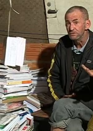 Em SC, catador de lixo salva 3.000 livros descartados por diretor de escola