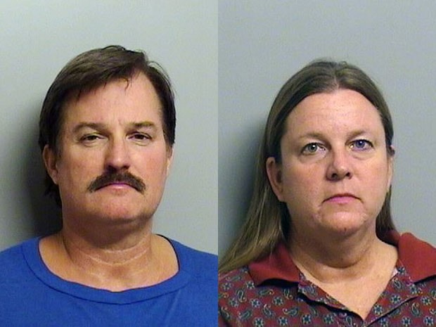 Shannon Kepler e sua mulher, Gina, após serem presos nesta terça-feira (5) (Foto: Tulsa County Sherriff's Office/AP)