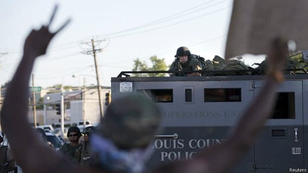 Tensão racial nos EUA revela ‘militarização’ da polícia americana
