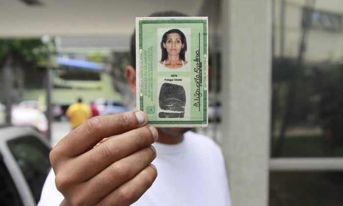 A carteira de identidade de Elizângela Barbosa, de 32 anos: grávida de cinco meses, ela foi encontrada morta na Estrada da Ititioca, em Niterói - Thiago Freitas / Agência O Globo 