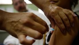 HPV: meninas de 11 a 13 anos devem receber segunda dose da vacina