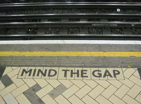 "Please, mind the gap!": o vão que me dá medo (e parece nem existir) para as pessoas, que correm por um lugar no trem Foto: Wikipédia 
