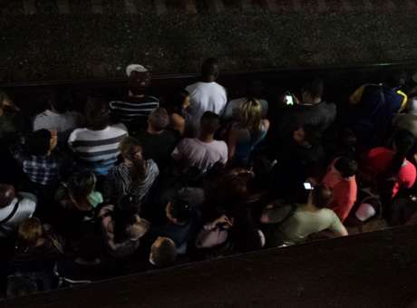 Passageiros aguardam trem na estação Luz Foto: Ana Lis Soares / Terra