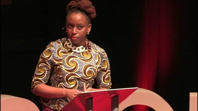 Chimamanda Adichie: O problema do gênero é que ele descreve como devemos ser em vez de reconhecer quem somos