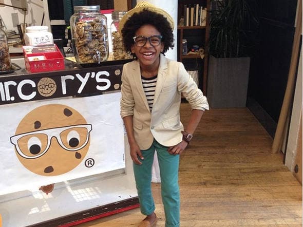 Garoto de 10 anos faz sucesso como CEO de marca de cookies