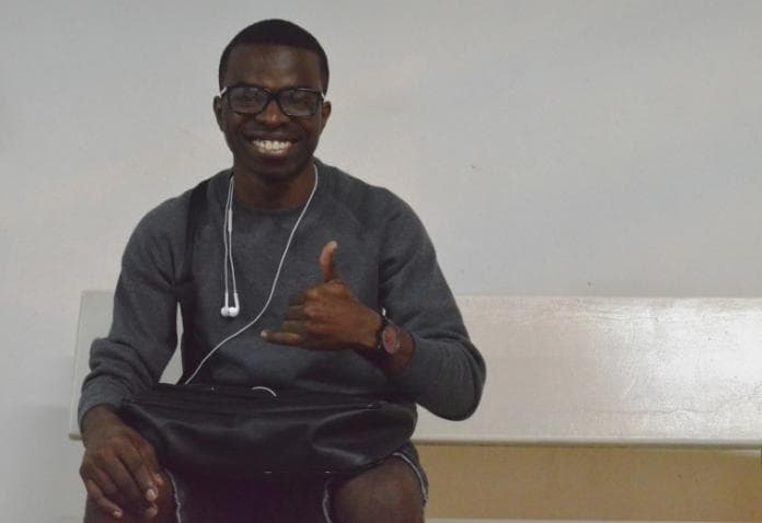 Angolano é estudante de Engenharia Eletrônica no Vale do Sinos (Foto: Leonardo Vieceli)
