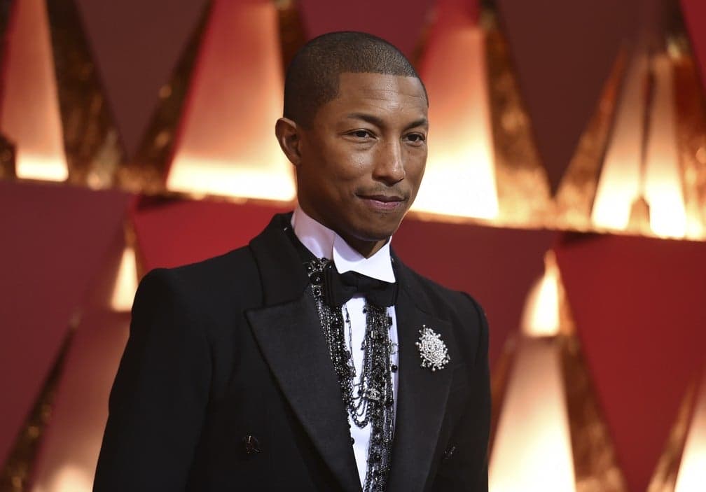 Pharrell Williams ganha estrela na calçada da fama em Hollywood