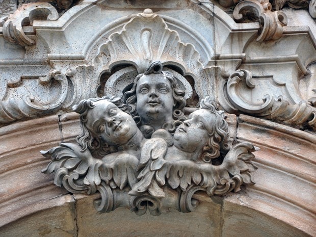 Anjos no frontispício da Igreja de São Francisco de Assis, esculpidos por Aleijadinho (Foto: Pedro Ângelo/G1)