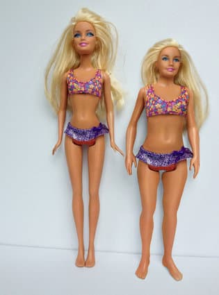 Designer cria a ‘Barbie normal’, com estrias e espinhas