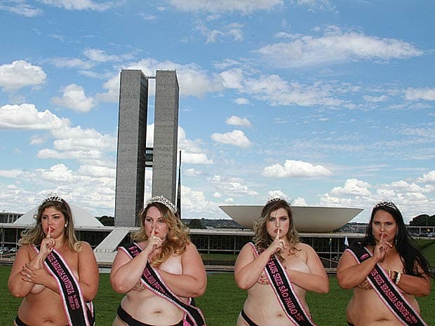 Contra ‘gordofobia’, misses protestam de lingerie em frente ao Congresso