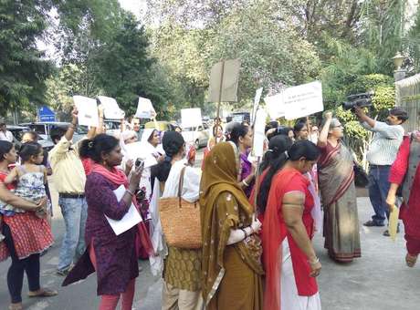 Indianos protestam pela morte de mulheres após esterilização