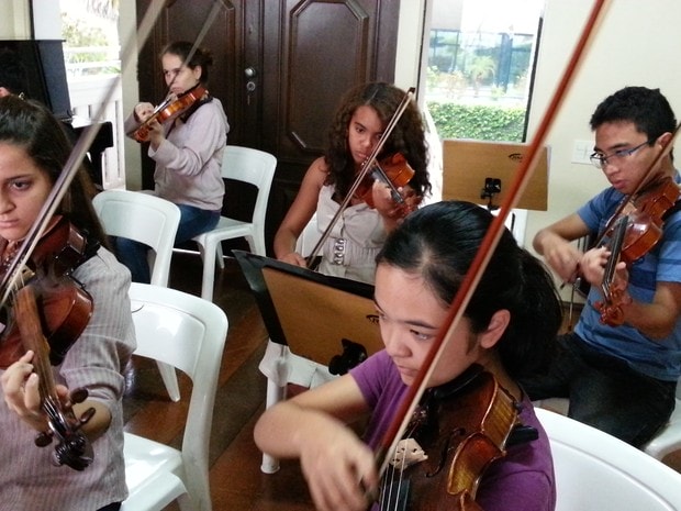 Emilly integra grupo de referência de orquestra jovem em Jundiaí (Foto: Geraldo Jr./G1)