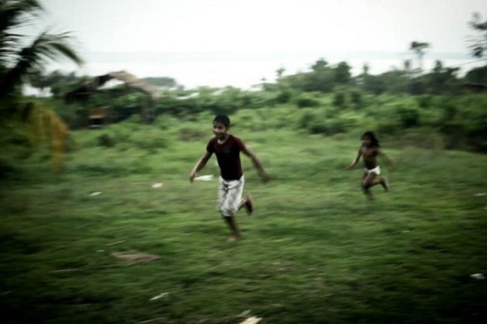 No fim da aula, crianças da aldeia brincam até anoitecer.  Vida pacata na aldeia foi conturbada pelo cerco da Força Nacional. Foto: Marcio Isensee e Sá 