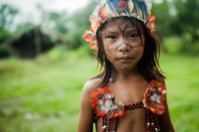 Jovens e crianças ficam ansiosos para participar dos rituais de canto e dança.  Eles só falam em Munduruku entre si. Foto: Marcio Isensee e Sá