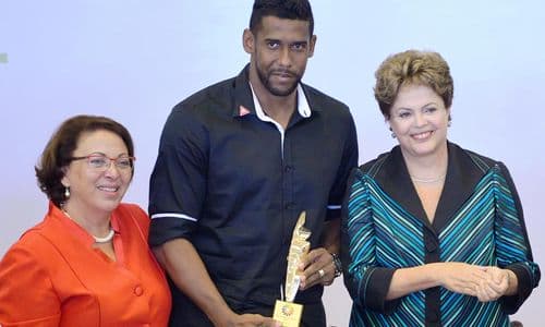 Aranha recebe prêmio de direitos humanos por enfrentar o racismo