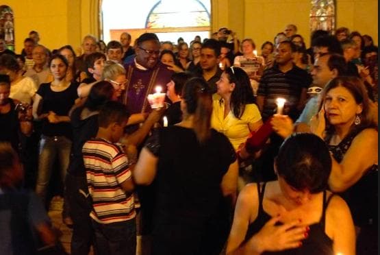 A cidade paulista que está protegendo um padre e dando uma lição contra o racismo