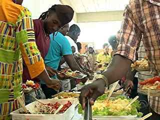 Voluntários fazem festa típica para imigrantes africanos em Criciúma