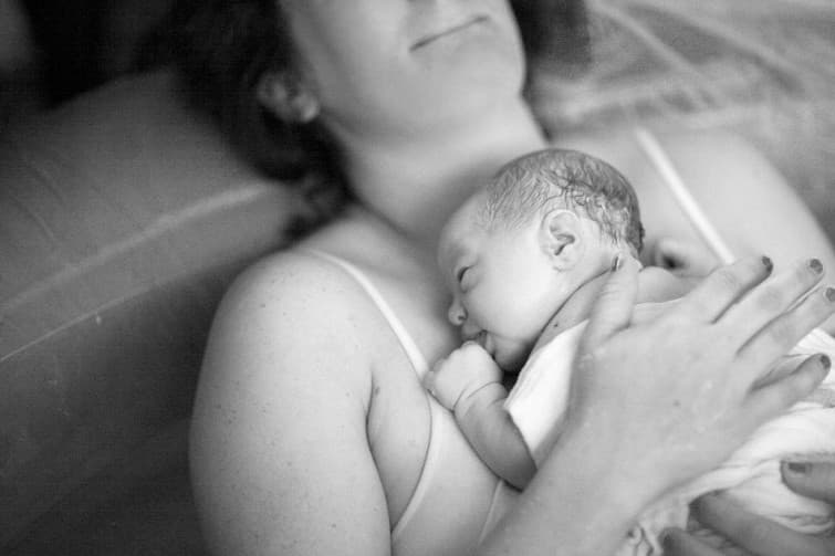Serviço de saúde britânico recomenda que gestantes de baixo risco evitem parto em hospitais