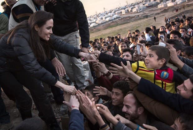 Em artigo no ‘NY Times’, Angelina Jolie desabafa após visitar campo de refugiados