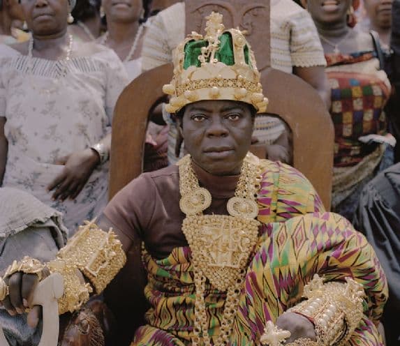Rei africano que mora na Alemanha comanda sua nação através da internet