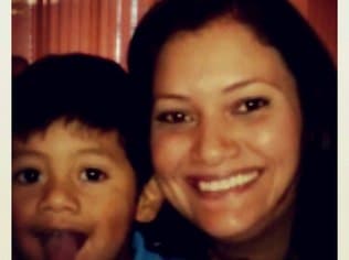 Juliana Amancio e seu filho: desempregada, faz trabalhos de diarista para ajudar na renda