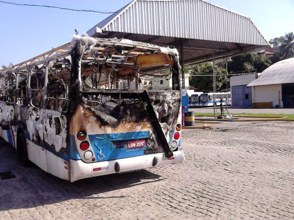 Ônibus incendiado na Avenida Brasil (Foto: Guadalupe News)