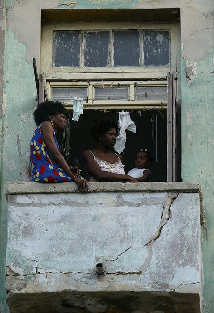 Três afrocubanas, avó, mãe e neta, na sacada de sua moradia em Havana. As mulheres negras sofrem dupla discriminação em Cuba. Foto: Jorge Luis Baños/IPS