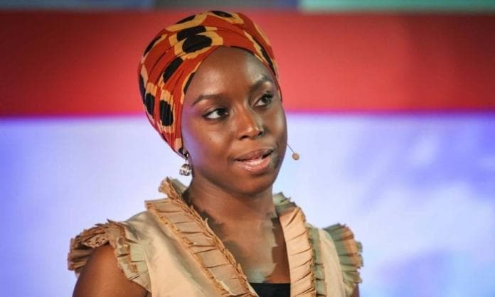 A escritora nigeriana Chimamanda Ngozi Adichie - Divulgação 