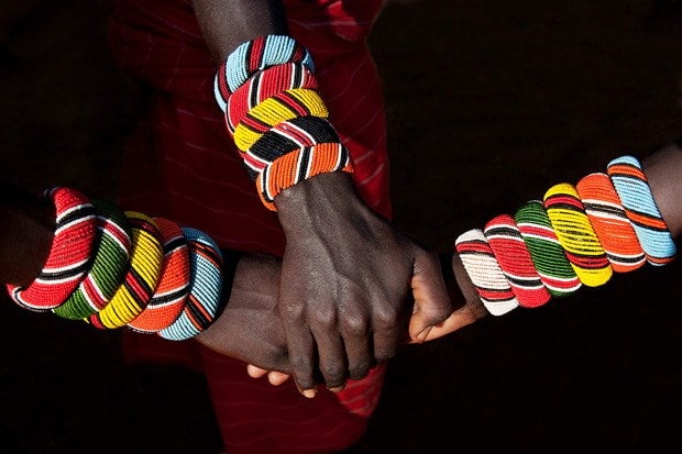 Um aperto de mãos entre três jovens guerreiros Maasai acabou sendo uma das imagens icônicas de minha viagem à África (Foto: © Haroldo Castro/Época)
