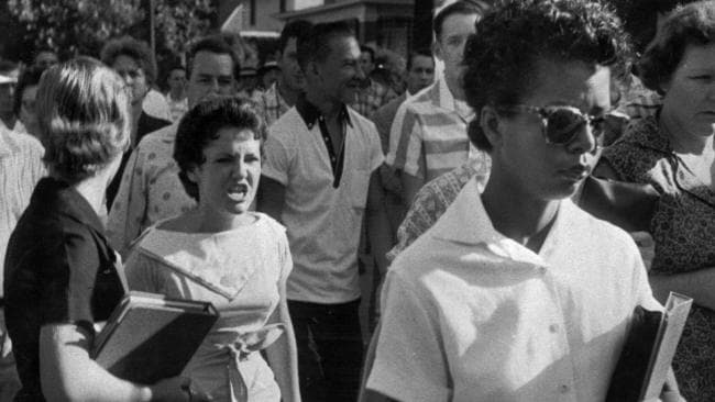 Livro investiga trajetória de mulheres flagradas em foto símbolo da segregação racial nos EUA
