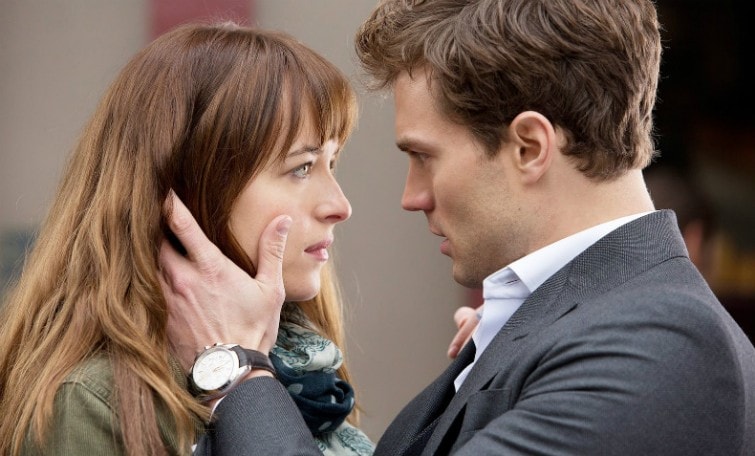 holding-fifty-shades-of-grey-review-dentro