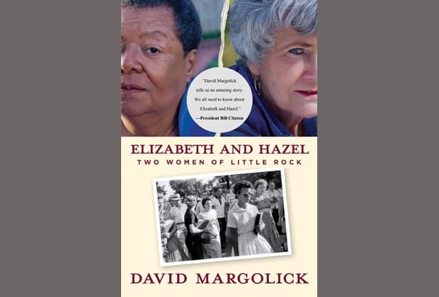 A CAPA DE "ELIZABETH AND HAZEL - TWO WOMEN OF LITTLE ROCK", QUE NARRA A VIDA DAS DUAS MULHERES APÓS A FOTO (FOTO: REPRODUÇÃO / YALE PRESS)