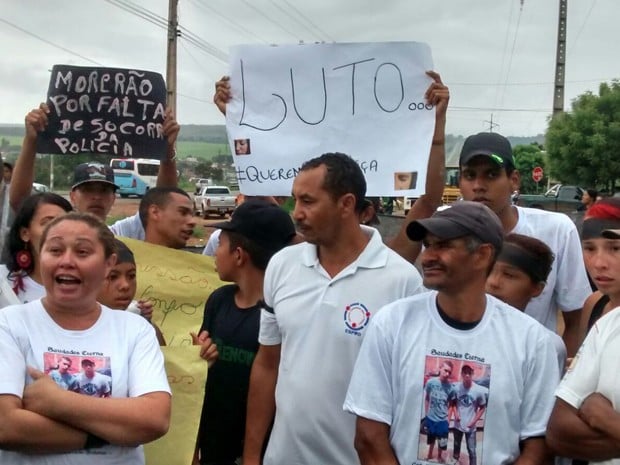 Familiares protestam contra suposta omissão em socorro a vítimas que bateram carro após perseguição policial (Foto: Isabella Calzolari/G1)