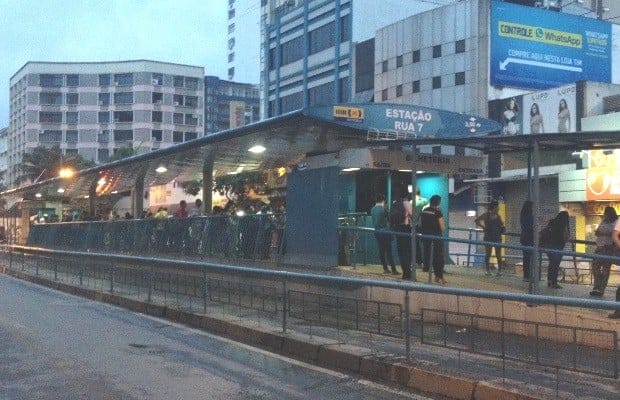 Crime ocorreu na plataforma de ônibus em que vítima trabalha  (Foto: Sílvio Túlio/G1)