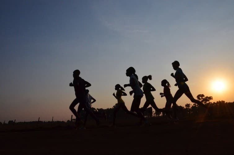 Mulheres de Quênia e Etiópia obtêm autonomia financeira e subvertem papéis de gênero por meio do atletismo