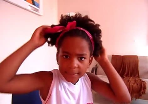 Em vídeo, menina de 8 anos combate preconceito sobre seu cabelo