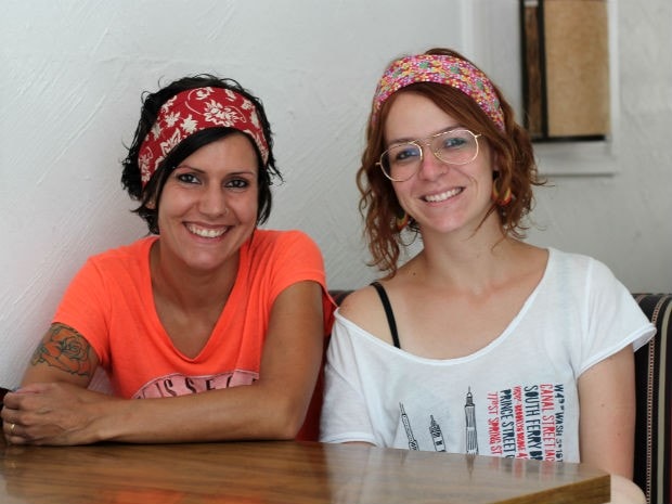 Andrea Benetti e Marília Freitas Rossi, feministas em Poços (MG). (Foto: Jéssica Balbino/ G1)