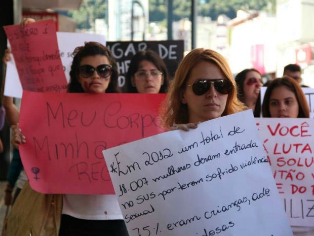 Marília Freitas Rossi, durante protesto contra violência feminina em Poços (Foto: Jéssica Balbino/ G1)