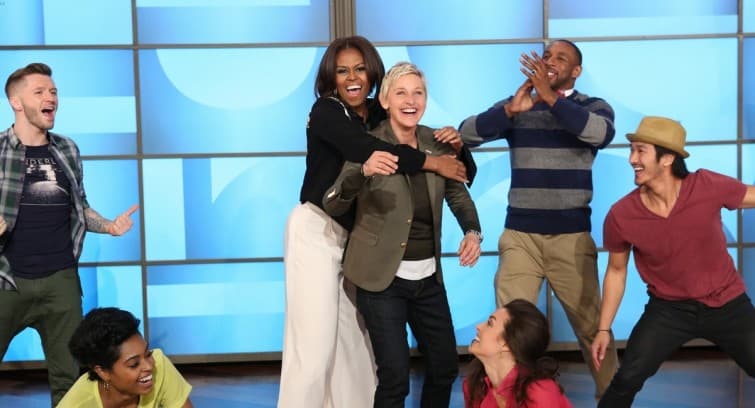 Michelle Obama arrasa na coreografia de “Uptown Funk”, na Ellen