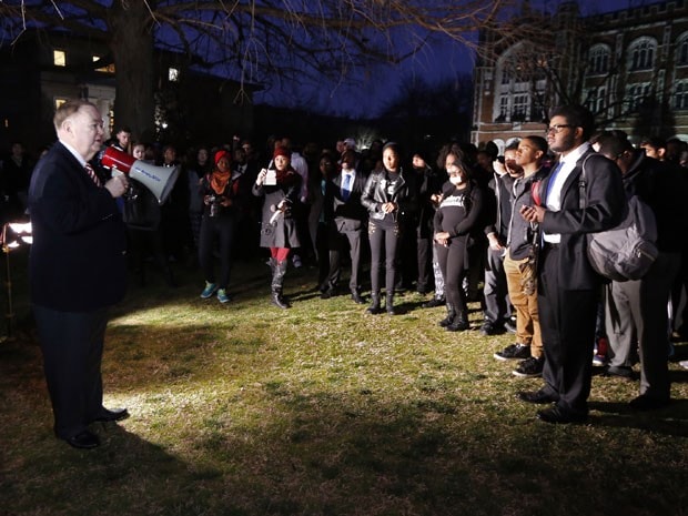 O presidente da Universidade de Oklahoma, David Boren, fala com alunos durante protesto contra vídeo racista de fraternidade (Foto: Steve Sisney/AP)