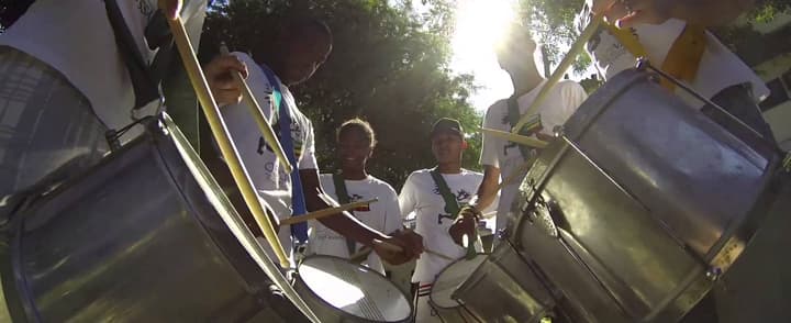Escola de percussão na Maré oferece esperança de futuro sem violência
