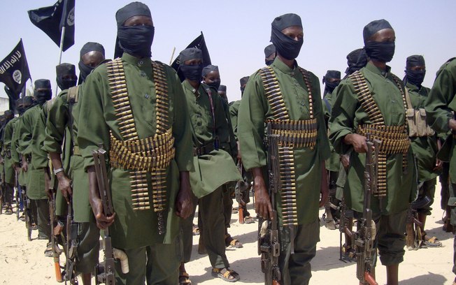 Combatentes do Al-Shabab ficam em formação com suas armas durante exercícios militares em Mogadishu, Somália (17/2/2011)