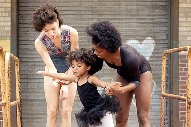 Fotógrafa retrata bailarinas negras em série de imagens